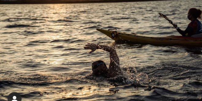 Alberto Lorente busca récord mundial nadando a ciegas en el Mar Menor